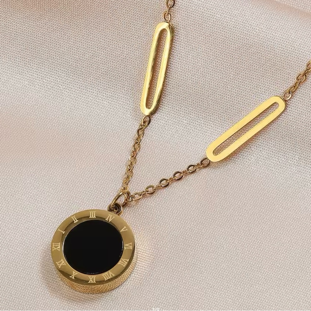 Elegant Gold and Black Pendant Necklace
